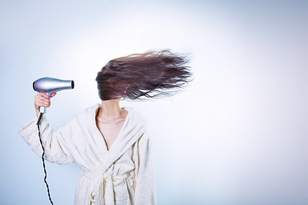Comment discipliner les cheveux électriques ?