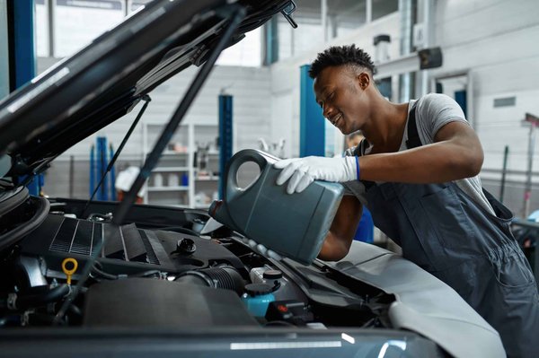 Huile moteur : quand faut-il la changer et comment la choisir ?