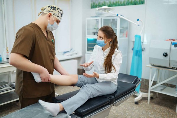 Comment se déroule la rééducation après une pose de prothèse totale de hanche ?